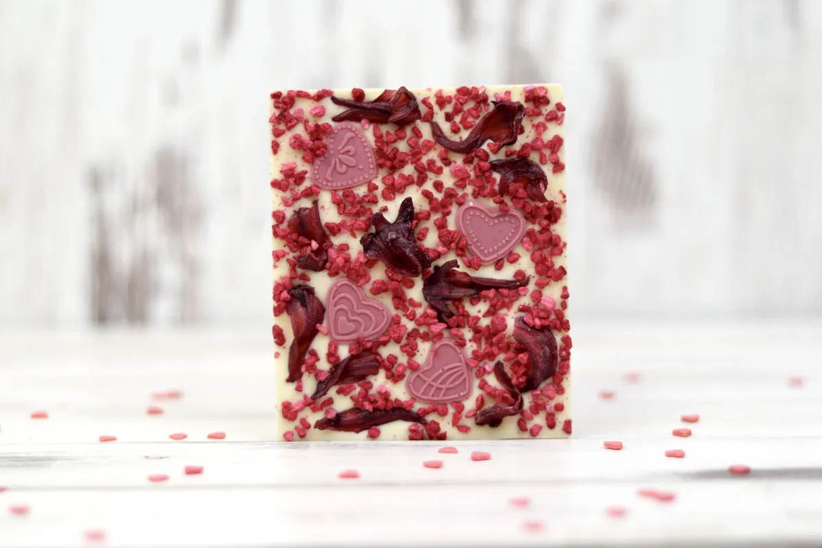 Fehér csokoládé – málna, hibiszkusz, Ruby csokoládé szívecske