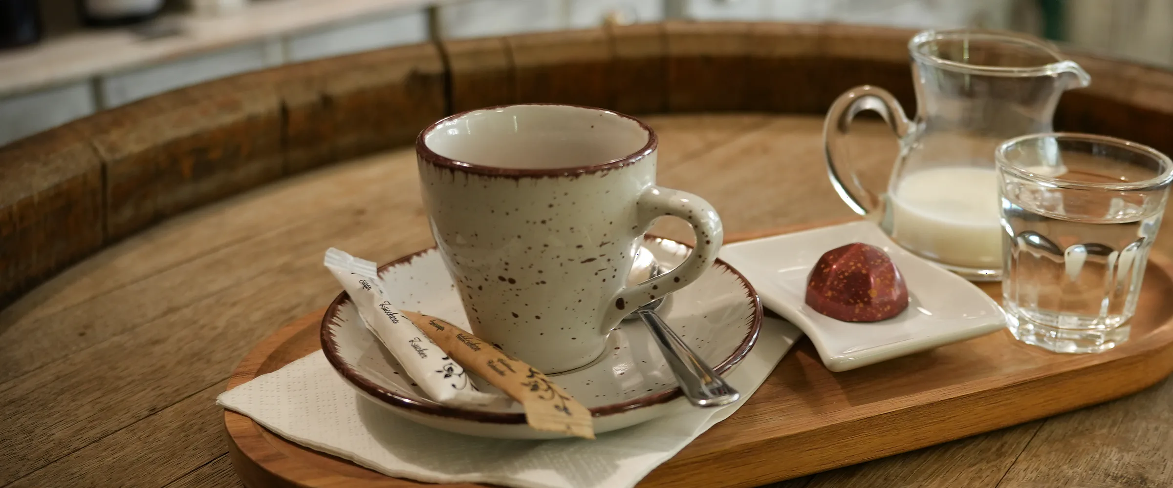 Kávé tálcán egy szem bonbonnal a MyChoccy mintaboltban